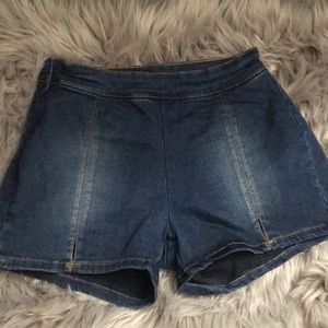 ZIP UP DENIM SHORTS